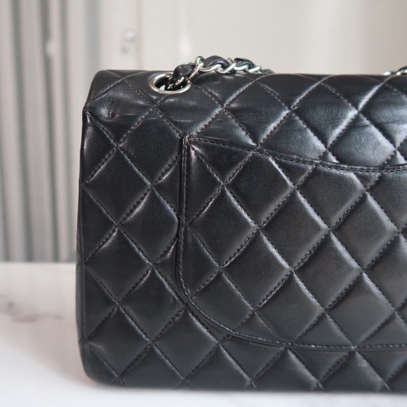 ❤️Chanel ❤️
Vintage Classic Double Flap Bag Quilted Lambskin Medium - Picture 6 of 17